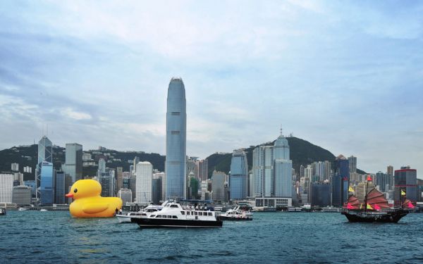 Foto: Florentijn Hofman, Rubber Duck, Hong Kong 2013, 14 x 15 x 16,5 Meter, Inflatable, pontoon and generator