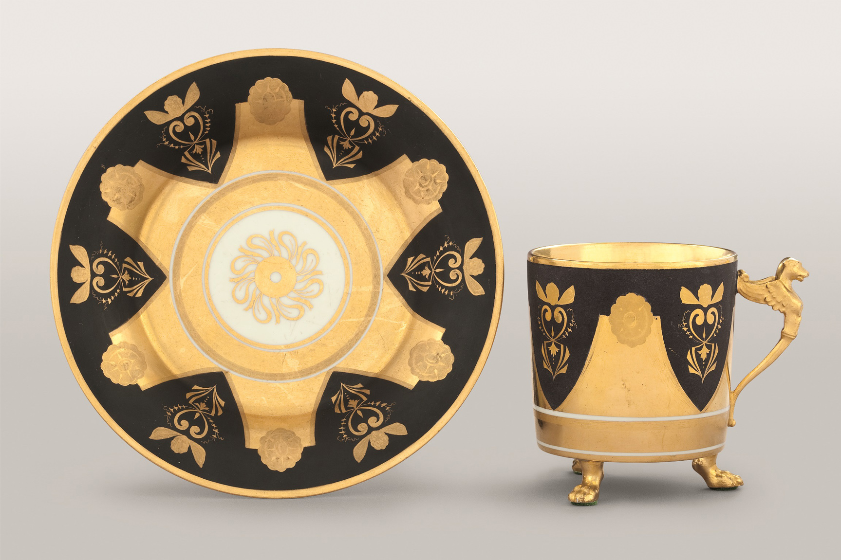 Tasse mit Untertasse mit Grotesken und Efeugirlanden, Kaiserliche Manufaktur, Wien um 1816, Marton Museum, Samobor Foto: Museum Marton